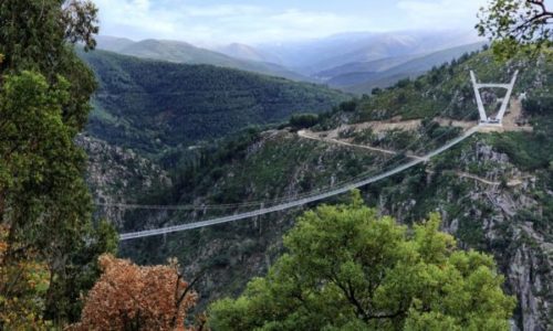 Maior passarela suspensa do mundo fica em área preservada pela Unesco em Portugal