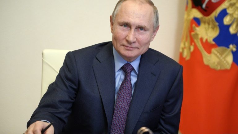 De acordo com Putin, os estrangeiros interessados vão ter de pagar para se vacinarem. Por outro lado, apelou aos russos a vacinarem-se “gratuitamente”.