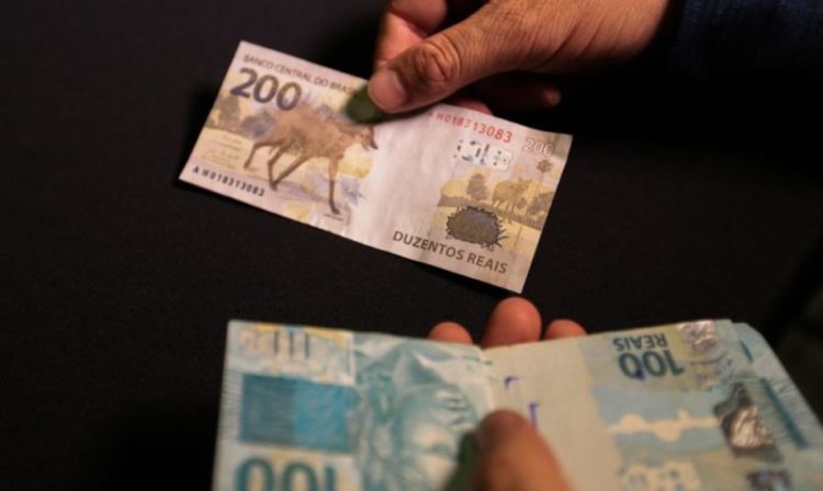 Bancos devem mais de R$ 8 bilhões aos brasileiros
