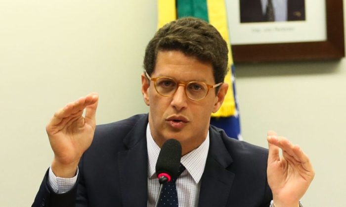 A ministra Cármen Lúcia, do STF, determinou na tarde desta sexta-feira (25) que o ex-ministro do Meio Ambiente Ricardo Salles entregue o passaporte à PF