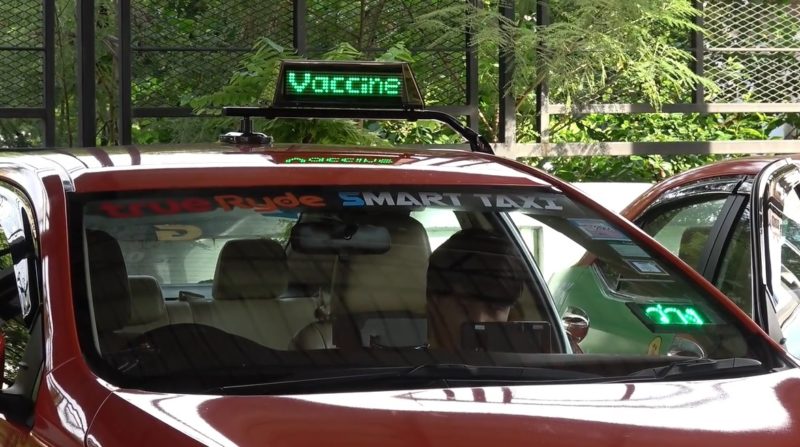 Ao escanear a identidade de um motorista vacinado, o sistema de táxi acionará o display digital para mostrar a informação de que ele foi vacinado. 