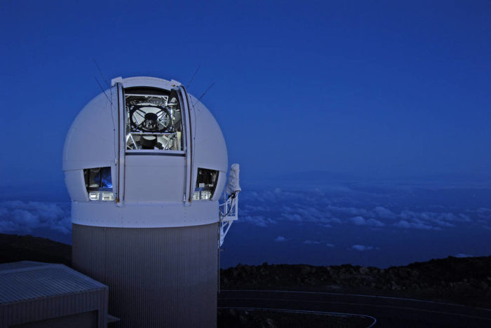 O telescópio ajuda a NASA a detectar objetos próximos à Terra, como asteroides e cometas que chegam relativamente próximo da órbita do planeta.