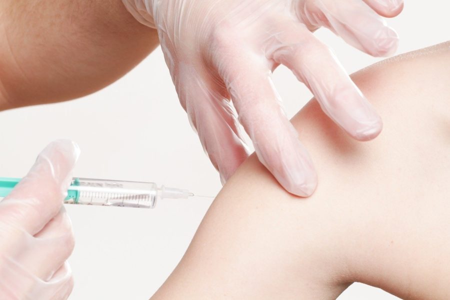Vacinas disponíveis no Brasil são todas eficazes, seguras e não devem ser escolhidas