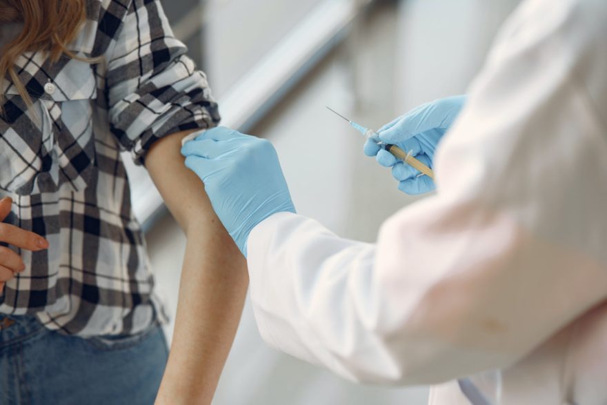 A Anvisa autorizou nesta segunda-feira, 14, a extensão do prazo de validade da vacina contra a covid-19 da Janssen de três para quatro meses e meio