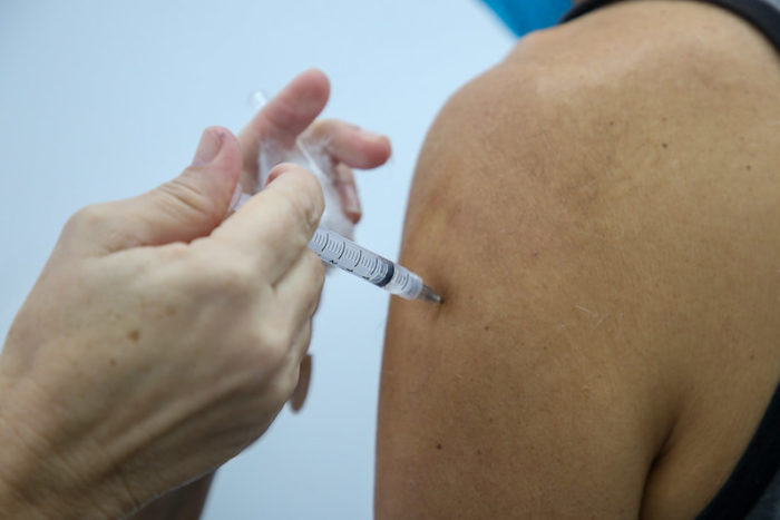 Pessoas com comorbidades ou de grupos prioritários estão recebendo vacina em SP