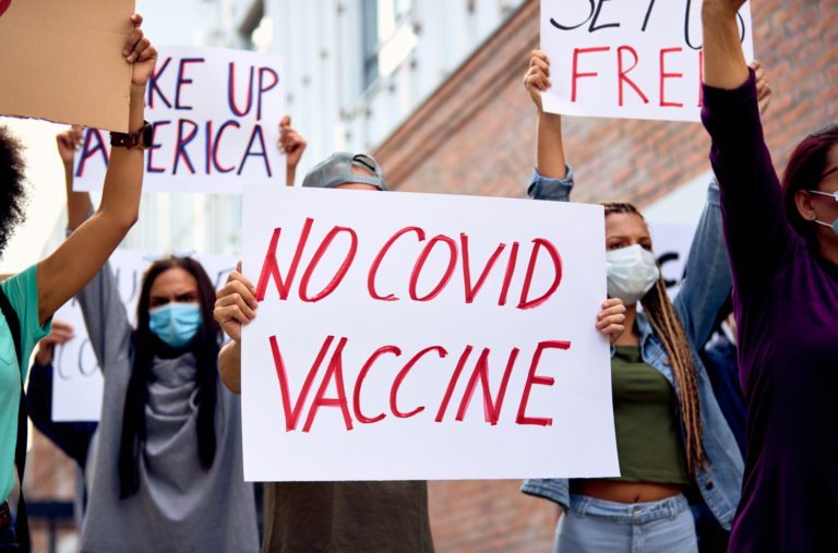 A Organização Mundial da Saúde indicou se tratar de fake news e que nenhuma vacina de coronavírus contém algum tipo de material pesado