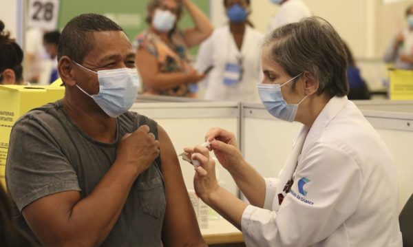 Prevendo que o ritmo da imunização acelere nas próximas semanas, os pesquisadores acreditam que, pelo menos, 10 mil vidas possam ainda ser salvas por mês.