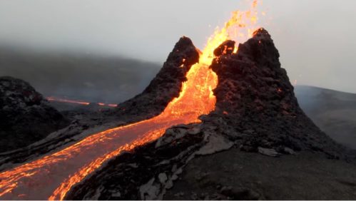 Um vídeo capturado pelo operador de drone e youtuber Joey Helms, na Islândia, mostra o aparelho voando diretamente contra a erupção do vulcão Fagradalsfall.
