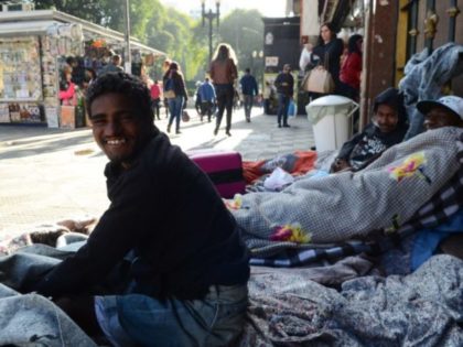 Moradores de rua que receberam doações de roupas e cobertores para ajudar a suportar o frio