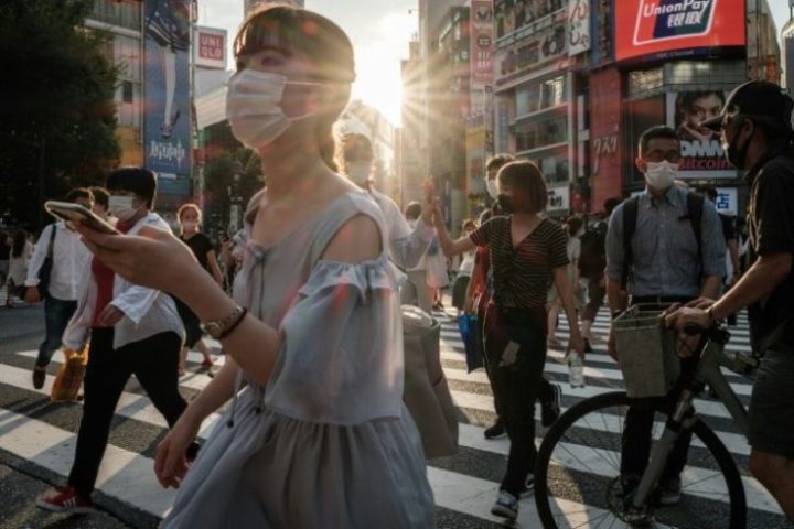 Moradores de Tóquio de máscara em um momento de aumento de casos de covid-19