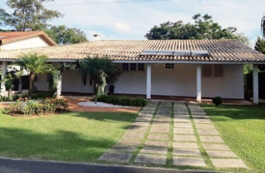Uma casa em Araçoiaba da Serra (SP) com 358,24m² é um dos destaques