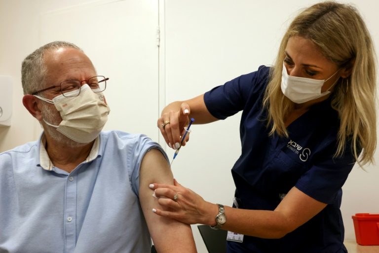 Enfermeira israelense aplica dose da vacina da Pfizer contra a covid-19, em Tel Aviv, Israel, em 30 jul. 2021