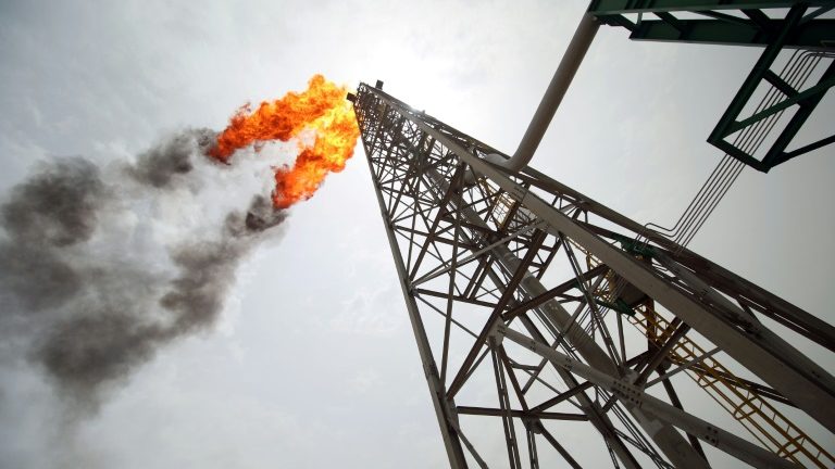 (Arquivo) Campo de petróleo e gás de Zubair, na província iraquiana de Al-Basra