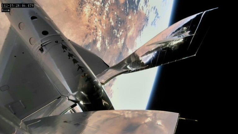 A nave espacial VSS Unity da Virgin Galactic no espaço em voo de teste em maio de 2021