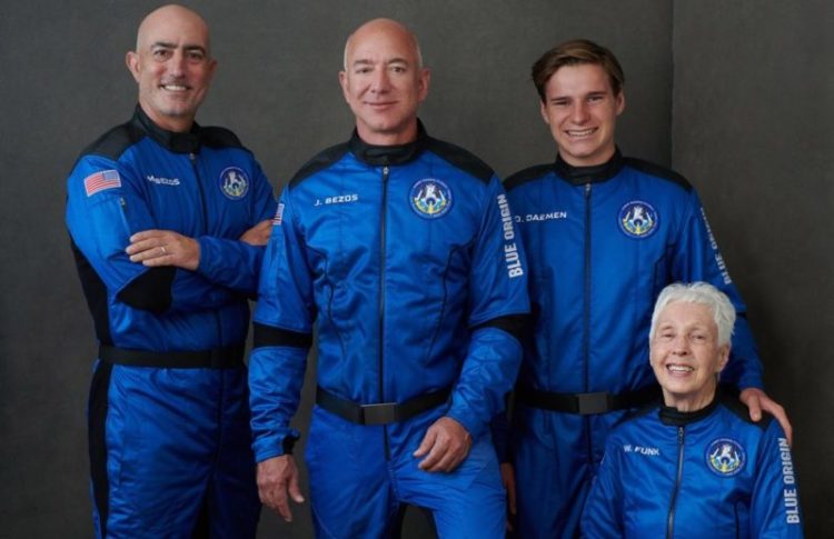 A tripulação conta com Jeff Bezos, seu irmão, Mark Bezos, a pioneira de 82 anos Wally Funk, e Oliver Daemen, um jovem de 18 anos
