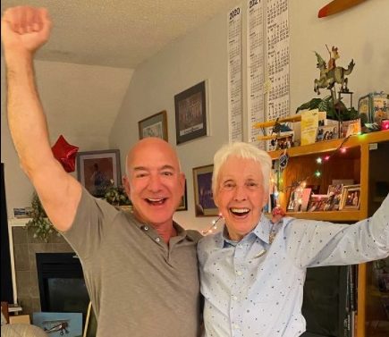 A piloto Wally Funk, 82, foi a escolhida pelo bilionário Jeff Bezos para acompanhá-lo no primeiro voo tripulado de sua empresa de foguetes Blue Origin