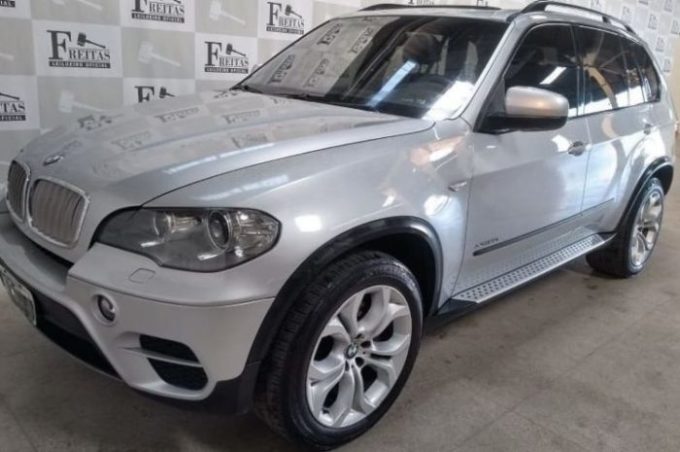 BMW X5 está com lance atual em R$ 72 mil