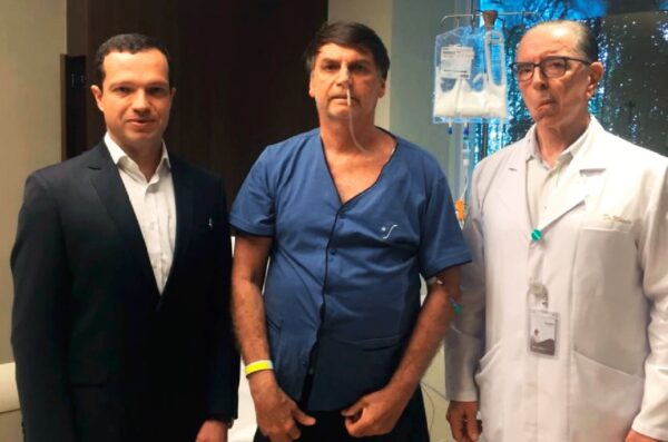 Macedo (dir.) é médico da confiança de Bolsonaro e responsável pelas cirurgias recentes do presidente