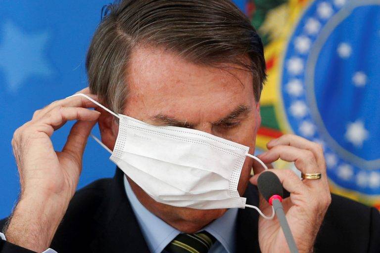 Bolsonaro com máscara