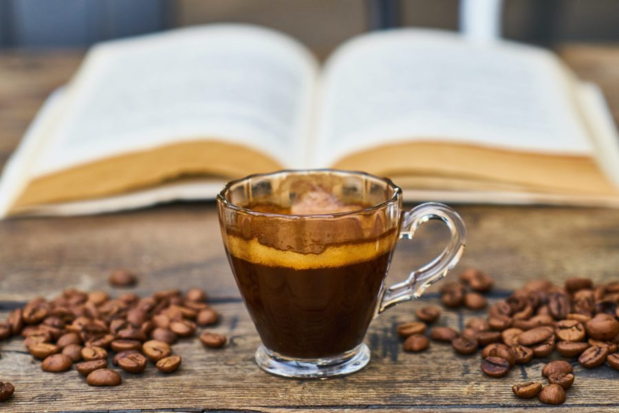 Os pesquisadores descobriram que o alto consumo de café está associado a volumes cerebrais totais menores e a um maior risco de demência.