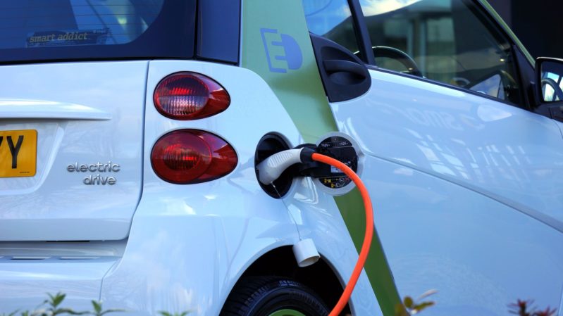Um estudo concluiu que um em cada cinco condutores diziam que a principal coisa de que sentiam falta no carro elétrico foi do cheiro químico de gasolina.