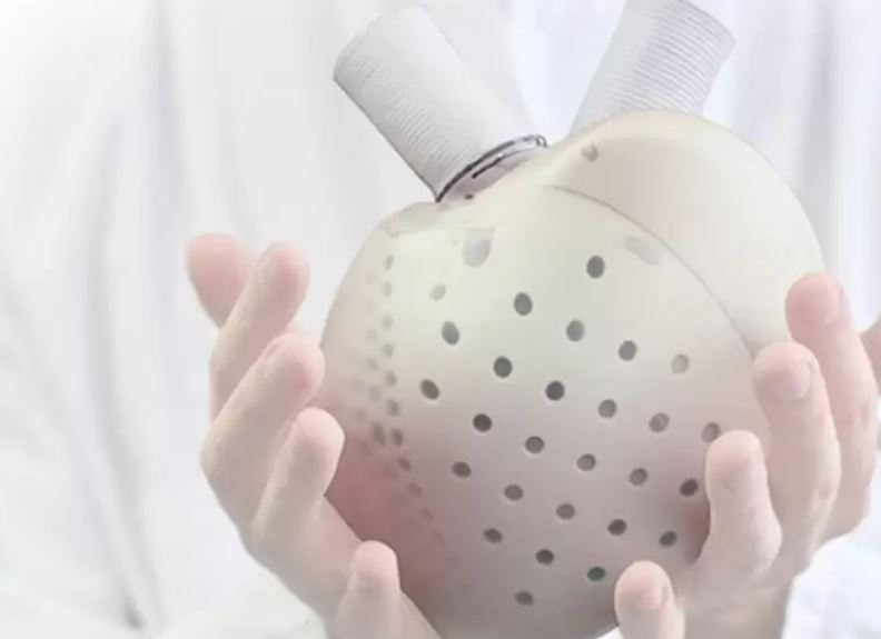 O batimento cardíaco é criado por um fluido atuador que o paciente carrega na bolsa fora do corpo e o coração é bombeado usando micro-bombas