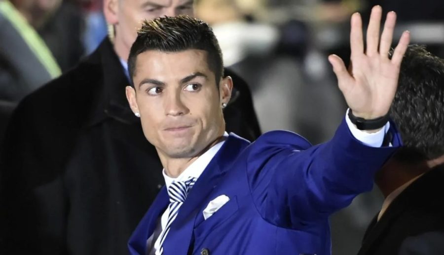 O jogador Cristiano Ronaldo terminou a Eurocopa como Melhor Marcador Alipay e recebeu o primeiro prêmio digital da história da competição