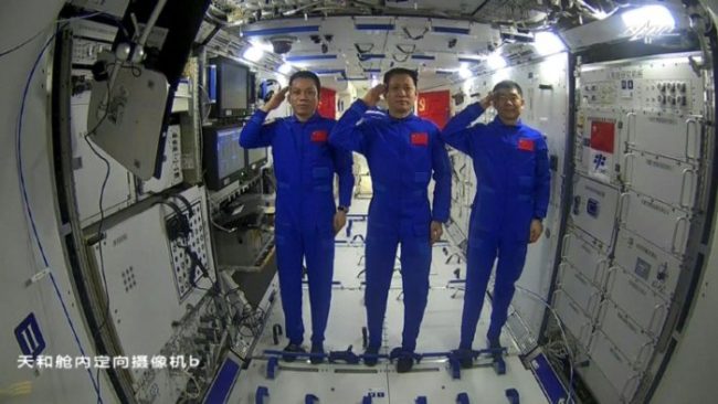 Os astronautas chineses Tang Hongbo, Nie Haisheng e Liu Boming na estação espacial chinesa, em 23 de junho de 2021