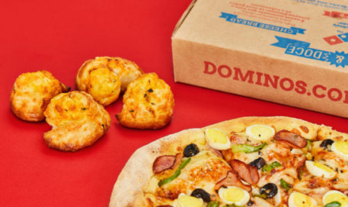A rede Domino's anunciou que dará uma pizza adicional de graça para quem comprar uma e comprovar que tomou as duas doses contra a covid-19