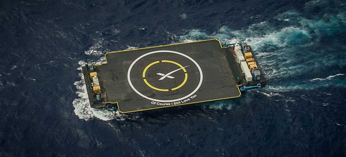 O navio drone é totalmente automatizado, sem necessidade de rebocador para levá-lo ao Oceano Atlântico, próximo ao local de lançamento da SpaceX