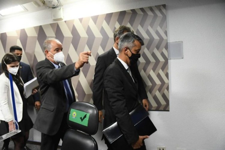 Omar Aziz pediu a prisão de Roberto Dias durante a sessão da CPI