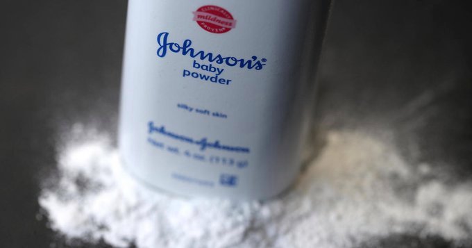 A Johnson & Johnson está sendo processada por negligência, falha em avisar os clientes sobre um possível defeito em um produto e fraude ao consumidor