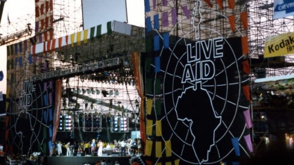 Festival Live Aid reuniu diversos artistas em uma campanha contra a crise na Etiópia e instaurou o dia internacional do rock