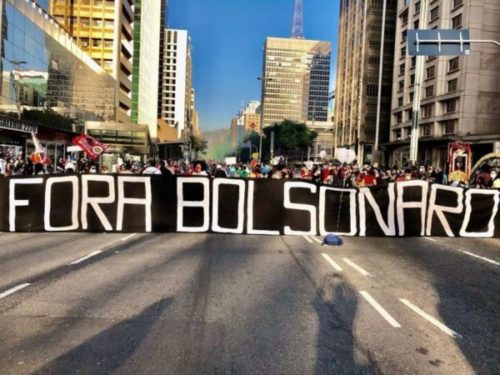 Manifestantes fecharam a Avenida Paulista, em São Paulo, nos dois sentidos