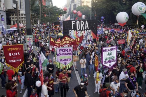 Manifestação pelo impeachment de Bolsonaro na Avenida Paulista, no sábado (24). Empresas que seguem apoiando o presidente correm risco de ficar com imagem desgastada