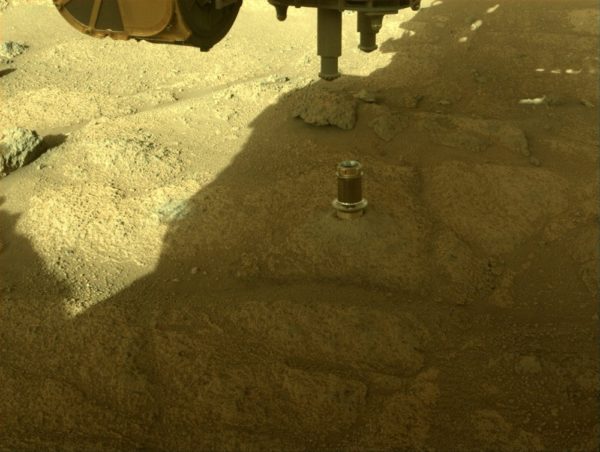 Segundo a NASA, o objeto é uma broca que foi instalada em um buraco da própria sonda e faz parte da missão da agência em Marte.