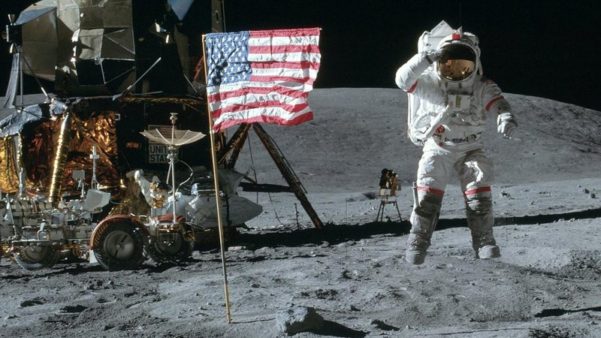 Em 1969, os astronautas Neil Armstrong e Buzz Aldrin, da Nasa, fizeram história quando pousaram com sucesso na Lua e ficaram 21 horas na superfície lunar