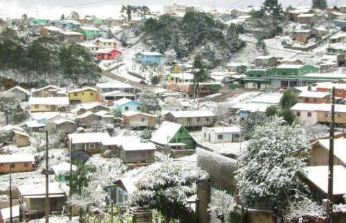Previsão de frio intenso e com chance de neve para a serra catarinense nesta quarta-feira, 28, fez a procura por hospedagem disparar