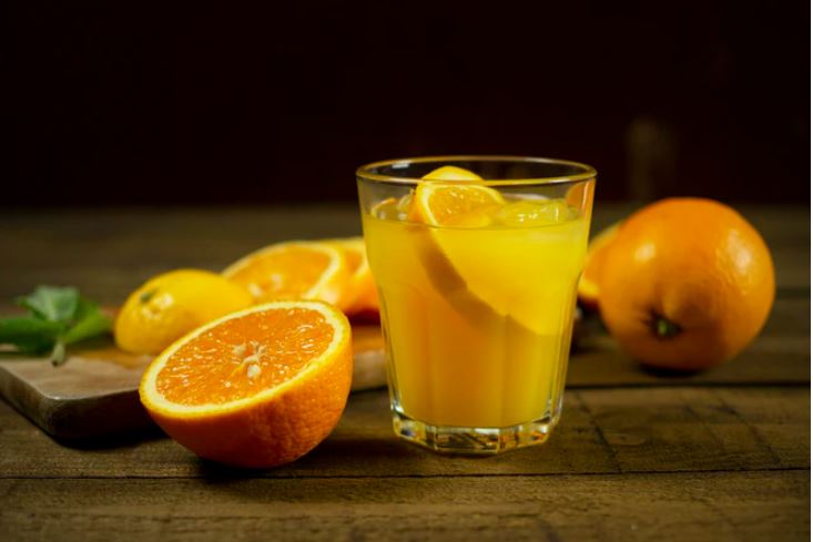 O fenômeno parece estar ligado à acidez do suco de laranja, o mesmo efeito também foi observado em outros produtos, incluindo ketchup e Coca-Cola.
