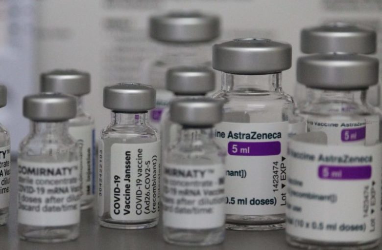 Pelo menos 26 mil brasileiros tomaram doses vencidas da vacina AstraZeneca; confira os lotes de doses fora do prazo de validade que foram aplicadas
