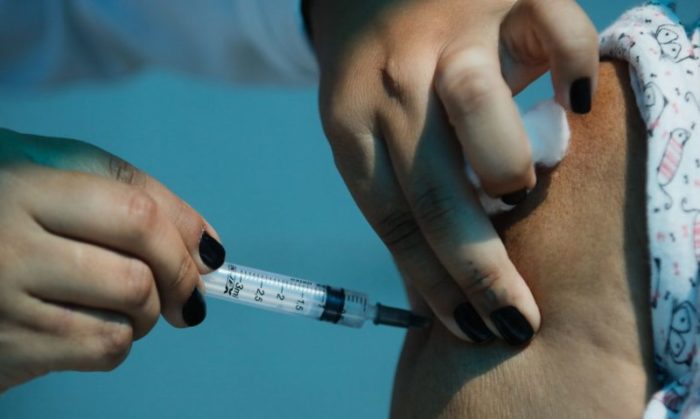 Oito capitais suspenderam nesta segunda-feira (26) a aplicação da primeira dose da vacina contra a covid-19 por falta de estoque