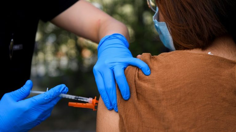 Por ser mais contagiosa, mesmo os estados com altas taxas de vacinação, como Nova York e Califórnia, estão registrando aumento de casos da nova cepa