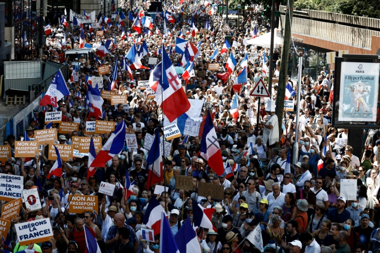 Os detratores do passe sanitário na França saíram às ruas de várias cidades do país neste sábado (14), pela quinta semana consecutiva, para protestar