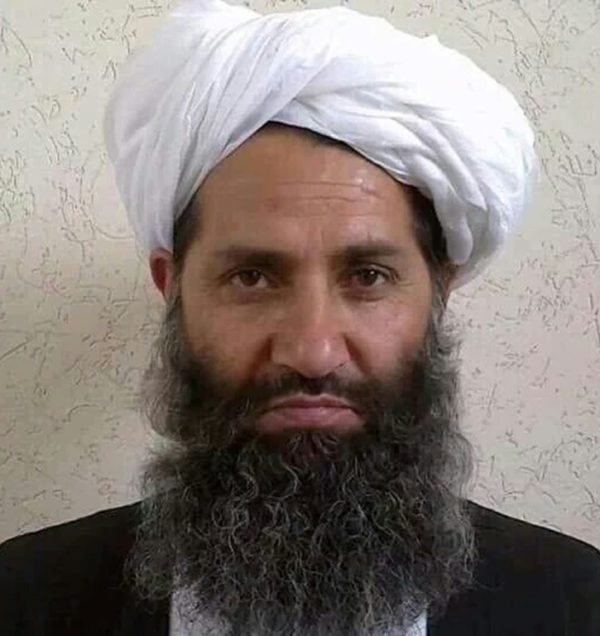 O líder talibã Haibatullah Akhundzada em 2016, sua única imagem disponível