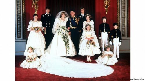 Fatia do bolo de casamento da lady Di com príncipe Charles é leiloada após  40 anos por R$ 13 mil
