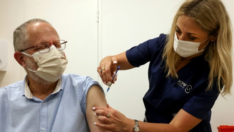 Enfermeira israelense aplica dose da vacina da Pfizer contra a covid-19, em Tel Aviv, Israel