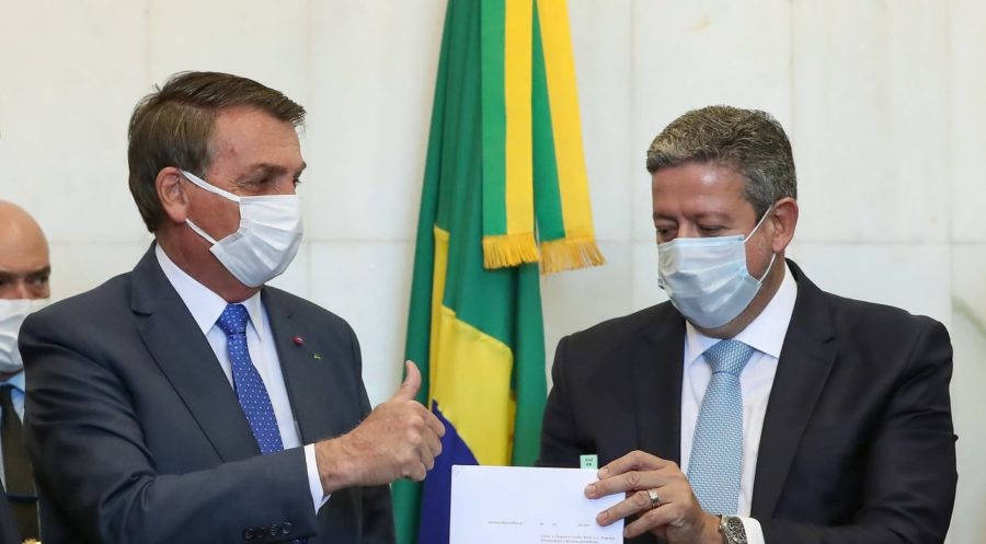 Presidente Jair Bolsonaro entrega a MP que cria o Auxílio Brasil ao presidente da Câmara dos Deputados, Arthur Lira