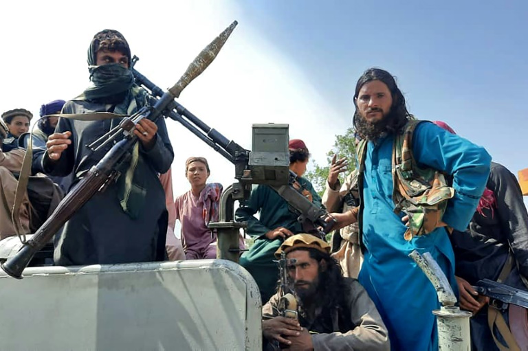 Combatentes talibãs em rua de Laghman, em 15 de agosto de 2021, no Afeganistão