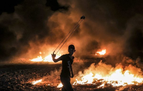 Palestino após os protestos na fronteira entre a Faixa de Gaza e Israel