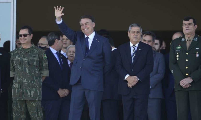 Bolsonaro saudando comboio militar